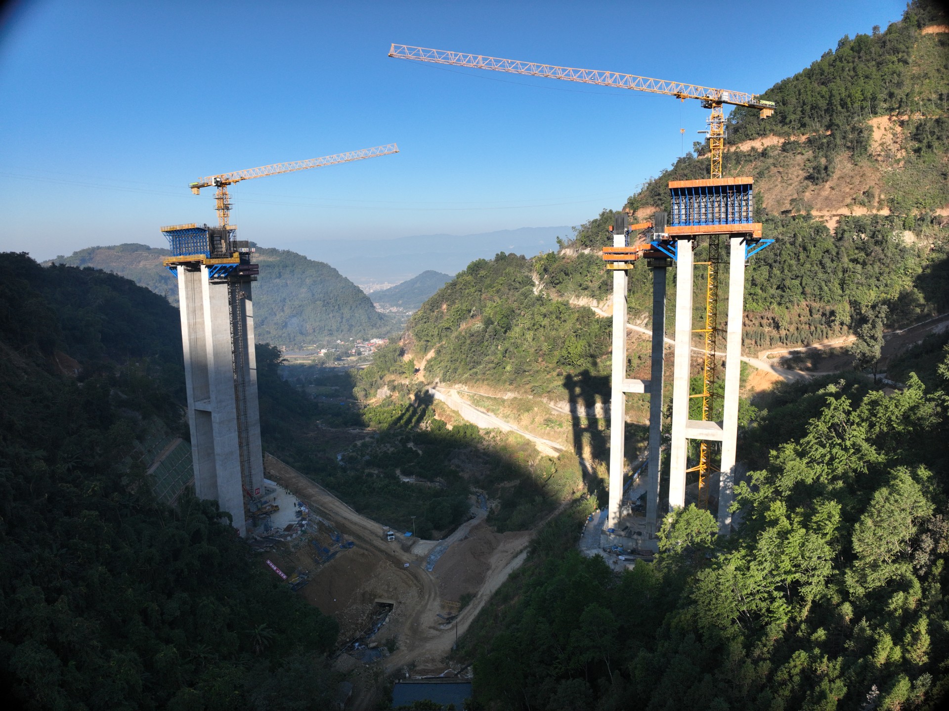 瑞孟高速公路項(xiàng)目（德宏段）芒市北互通主線3號(hào)橋主墩柱順利封頂