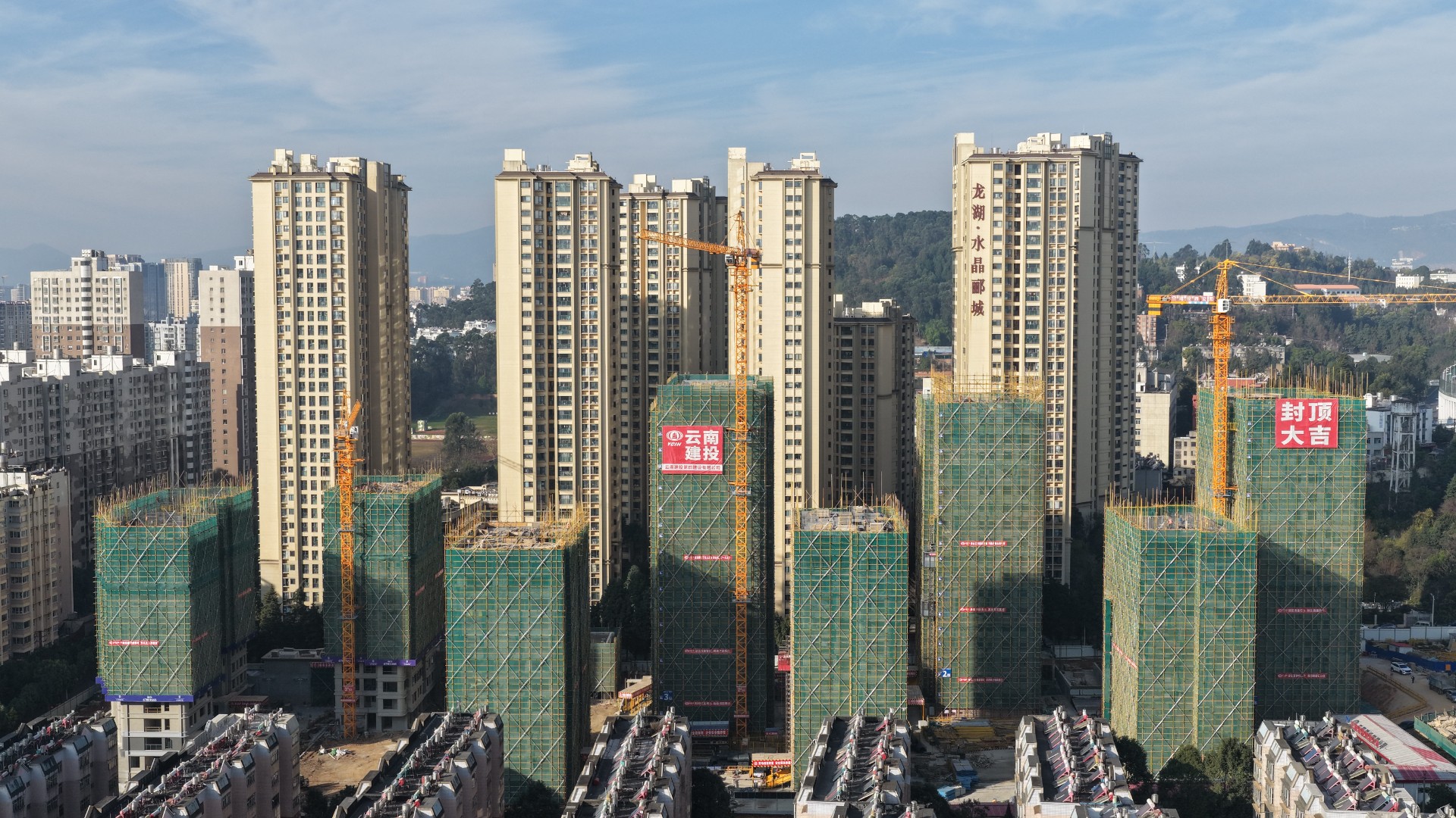 建投·軒楹學(xué)府項(xiàng)目首棟封頂