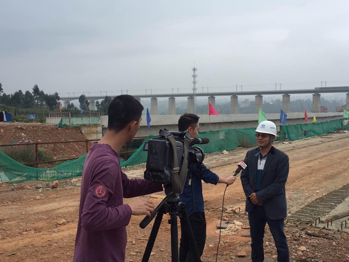 紅河州電視臺(tái)到瀘彌高速項(xiàng)目采訪
