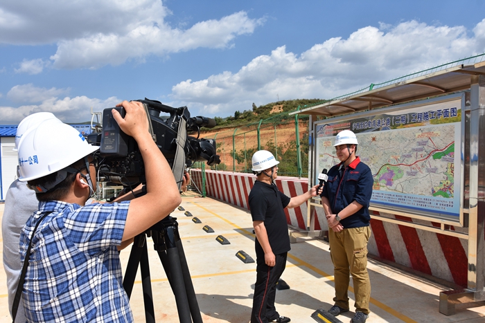 紅河州電視臺、瀘西縣電視臺到市政部瀘彌二期項目進行采訪