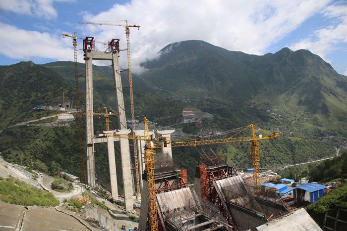 麗江電視臺對香麗高速虎跳峽金沙江特大橋進展情況進行報道