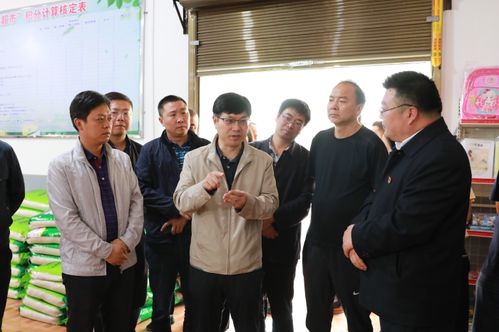 李家龍到鎮(zhèn)雄縣以勒鎮(zhèn)大山村慰問集團(tuán)駐村扶貧干部