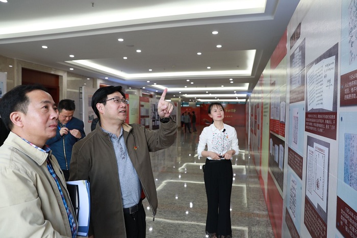 李家龍李志琤參觀“不忘初心、牢記使命”檔案文獻巡展