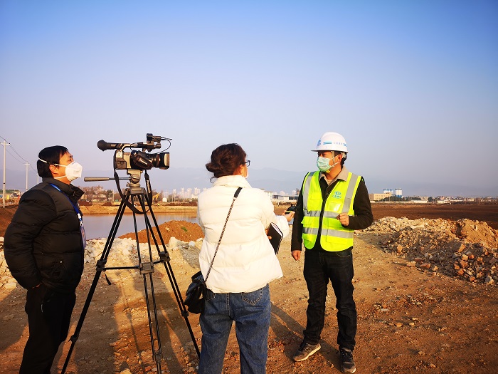 保山電視臺報道九公司青華海濕地公園項目復工防疫工作