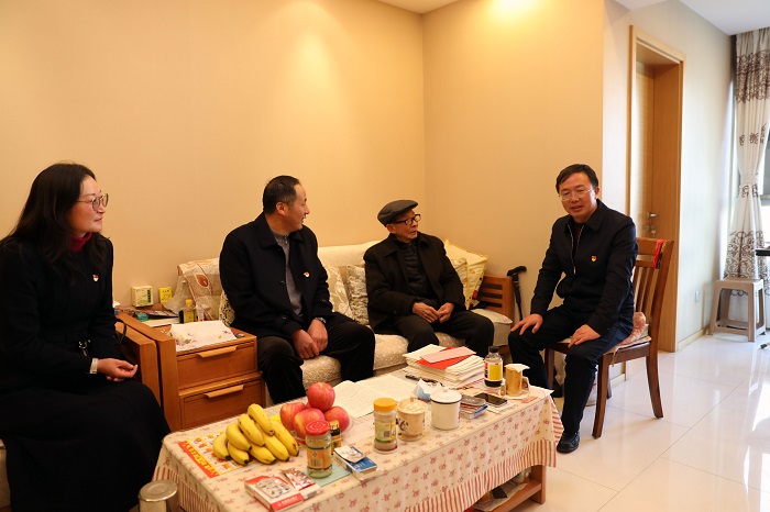 劉金榮看望慰問集團老領導和困難職工