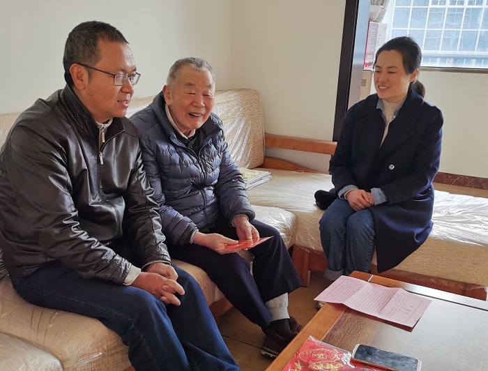 ?楊國文走訪慰問集團老領導老黨員和困難職工