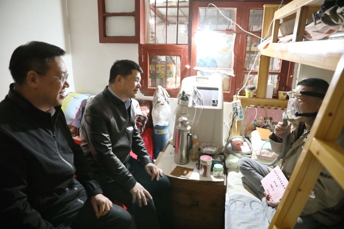 省國資委走訪慰問集團困難職工