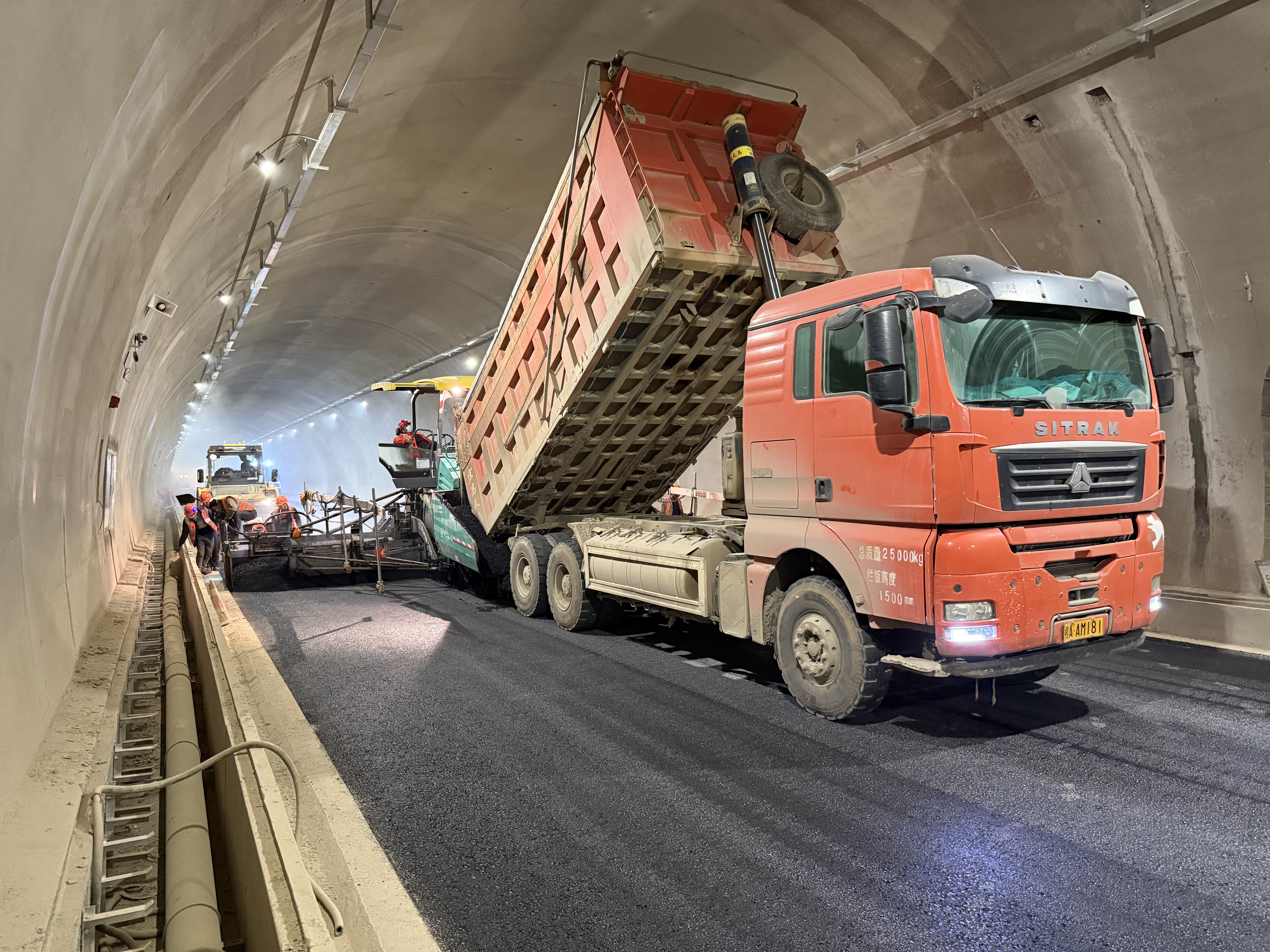 宣富高速嵩皮坡隧道左幅瀝青路面鋪筑完成