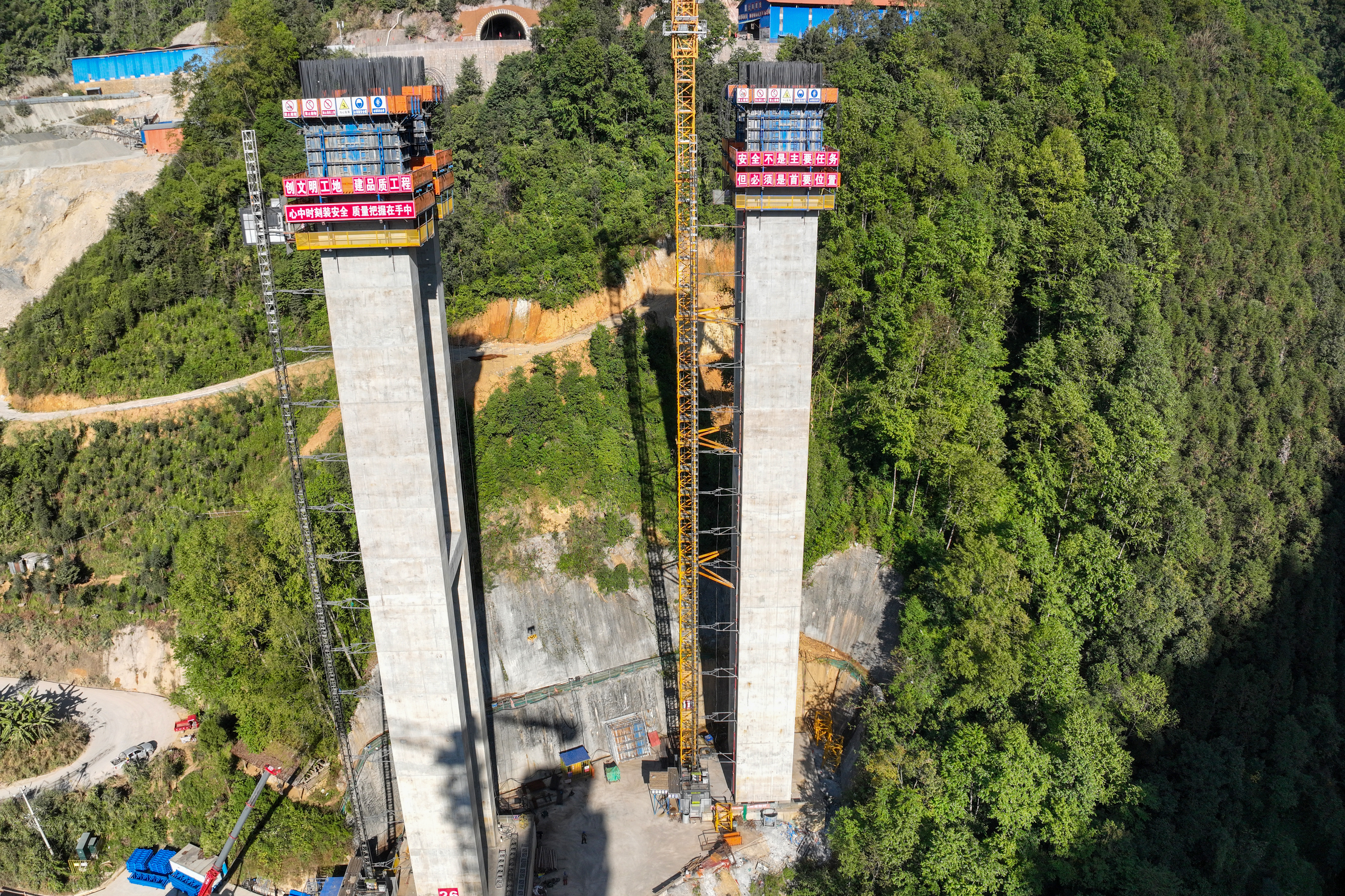 瑞孟高速公路項目（德宏段）首顆雙肢薄壁空心墩順利封頂