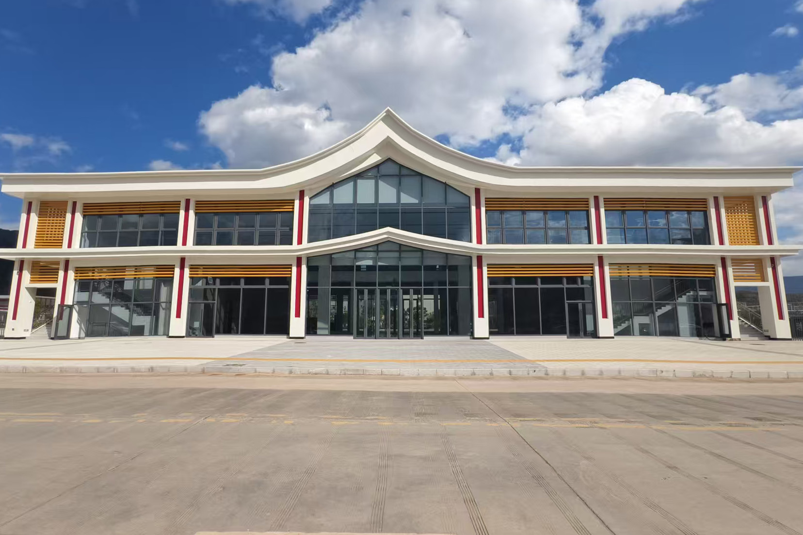 中國老撾磨憨-磨丁經濟合作區磨憨站站前廣場公交轉運中心項目通過竣工驗收